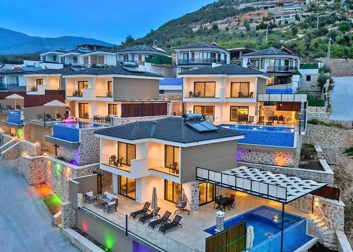 Yesilkoey 2 Bedroom Secluded With Private Pool Hot Tub فيلة