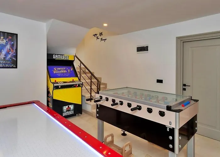 Yesilkoey 2 Bedroom Secluded With Private Pool Hot Tub فيلة *